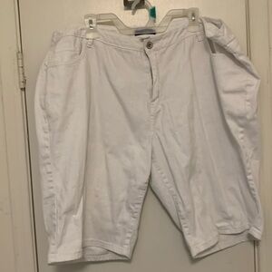 Denim 24/7 white Bermuda shorts, 10” inseam, size 28 W, run small